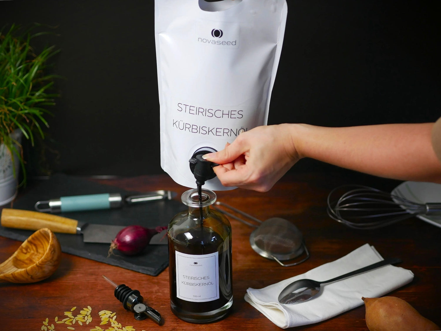 Steirisches-Kuerbiskernoel-gga_in-Servierflasche_abfuellen