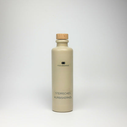 Steirisches Kürbiskernöl g.g.A. – kaltgepresst 0,2 Liter in Keramikflasche Ölflasche beige weiß