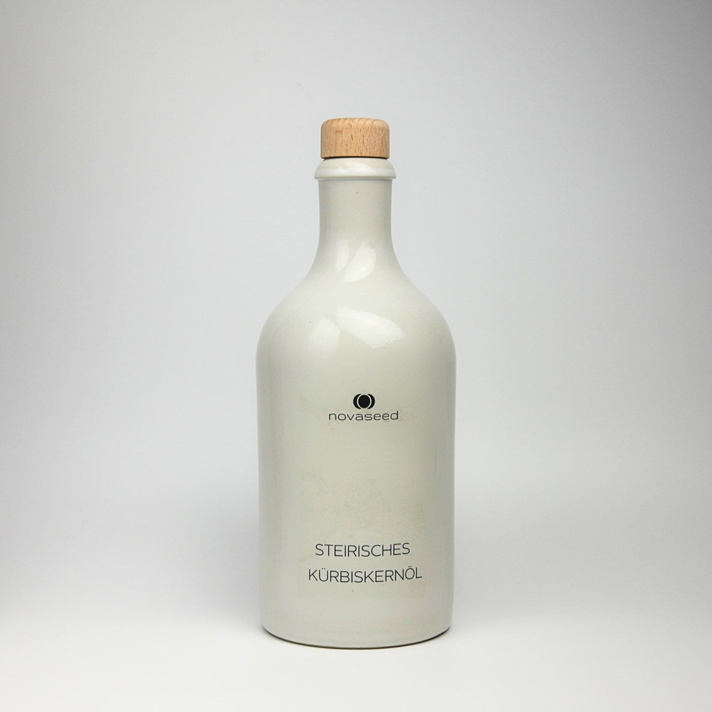 Steirisches Kürbiskernöl g.g.A. – kaltgepresst  0,5 Liter in Keramikflasche Ölflasche beige weiß