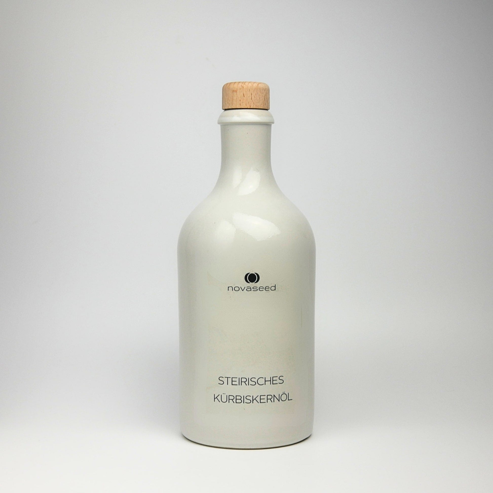 Steirisches Kürbiskernöl g.g.A. – kaltgepresst  0,5 Liter in Keramikflasche Ölflasche beige weiß