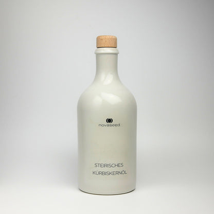 Steirisches Kürbiskernöl g.g.A. – kaltgepresst  0,5 Liter in Keramikflasche Ölflasche beige weiß