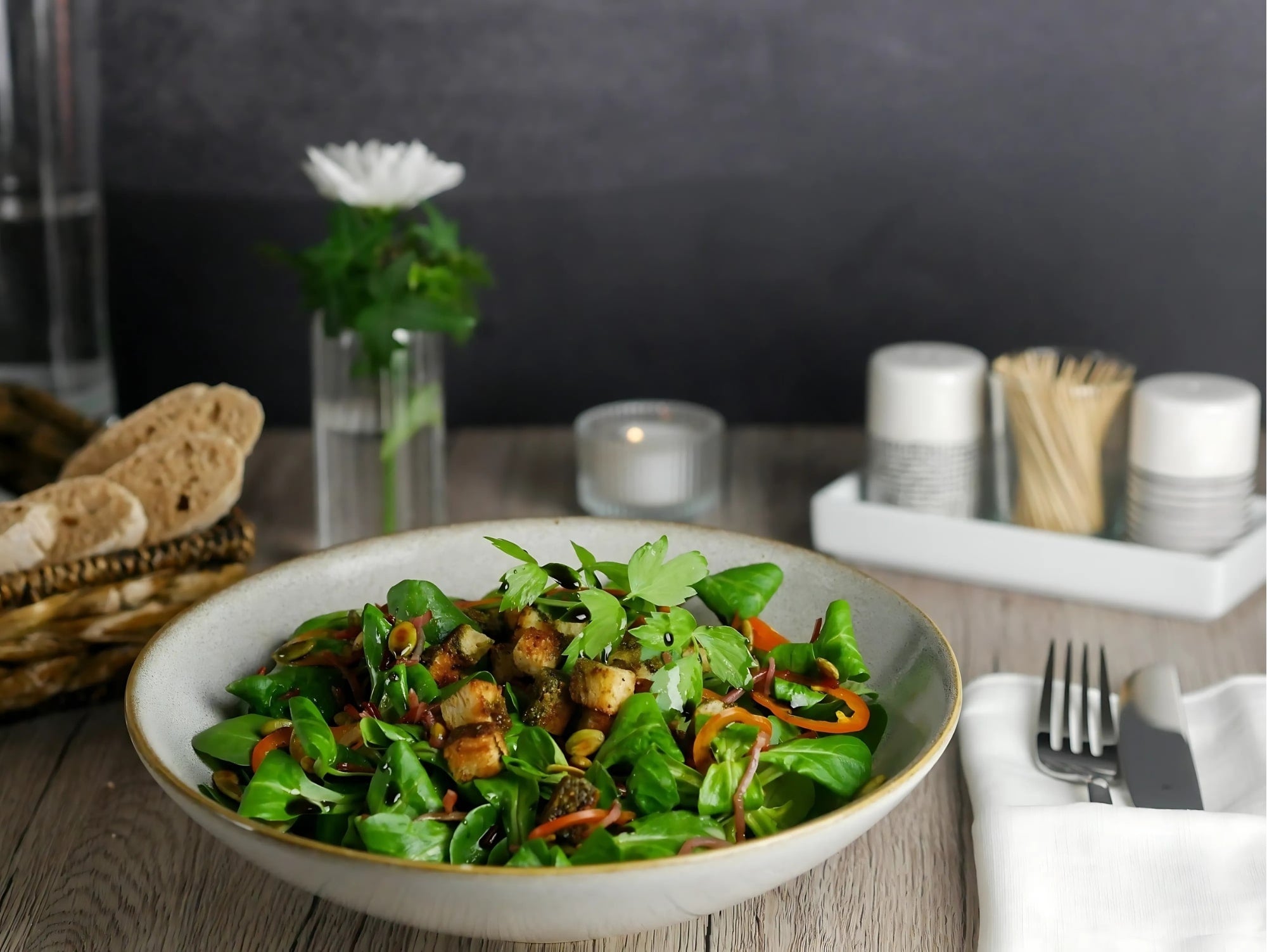 Feldsalat_mit_Steirisches_Kuerbiskernoel_als_Salatdressing