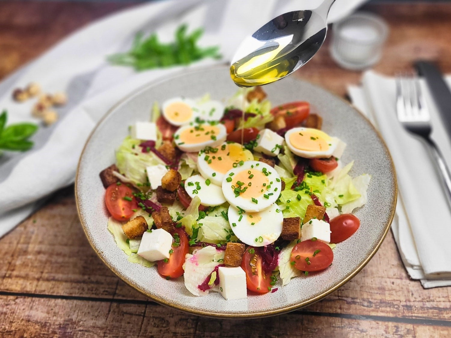Gemischter Salat mit Eier, Tomaten, Feta und Haselnussöl als Salatdressing. Das ideale Rezept für Salatsoßen