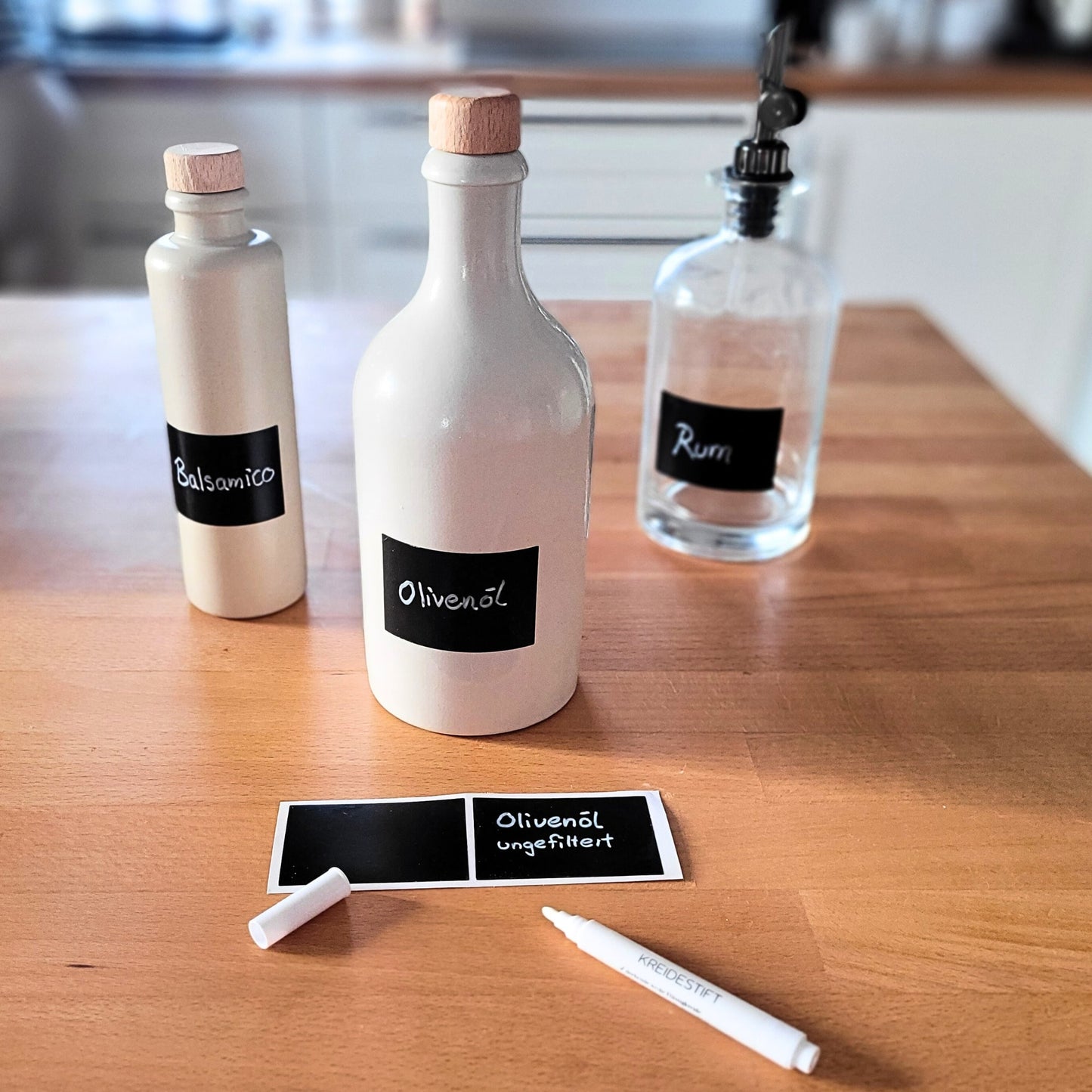 Keramikflaschen und Glasflaschen mit Tafeletikett