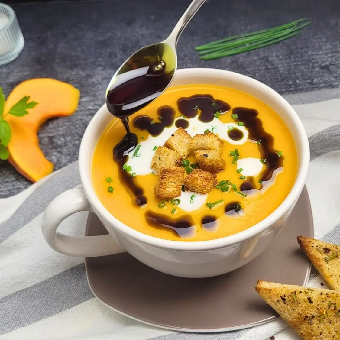 Kräftige Kürbissuppe mit Sahne und Kürbiskernöl – ein echter Herbstklassiker