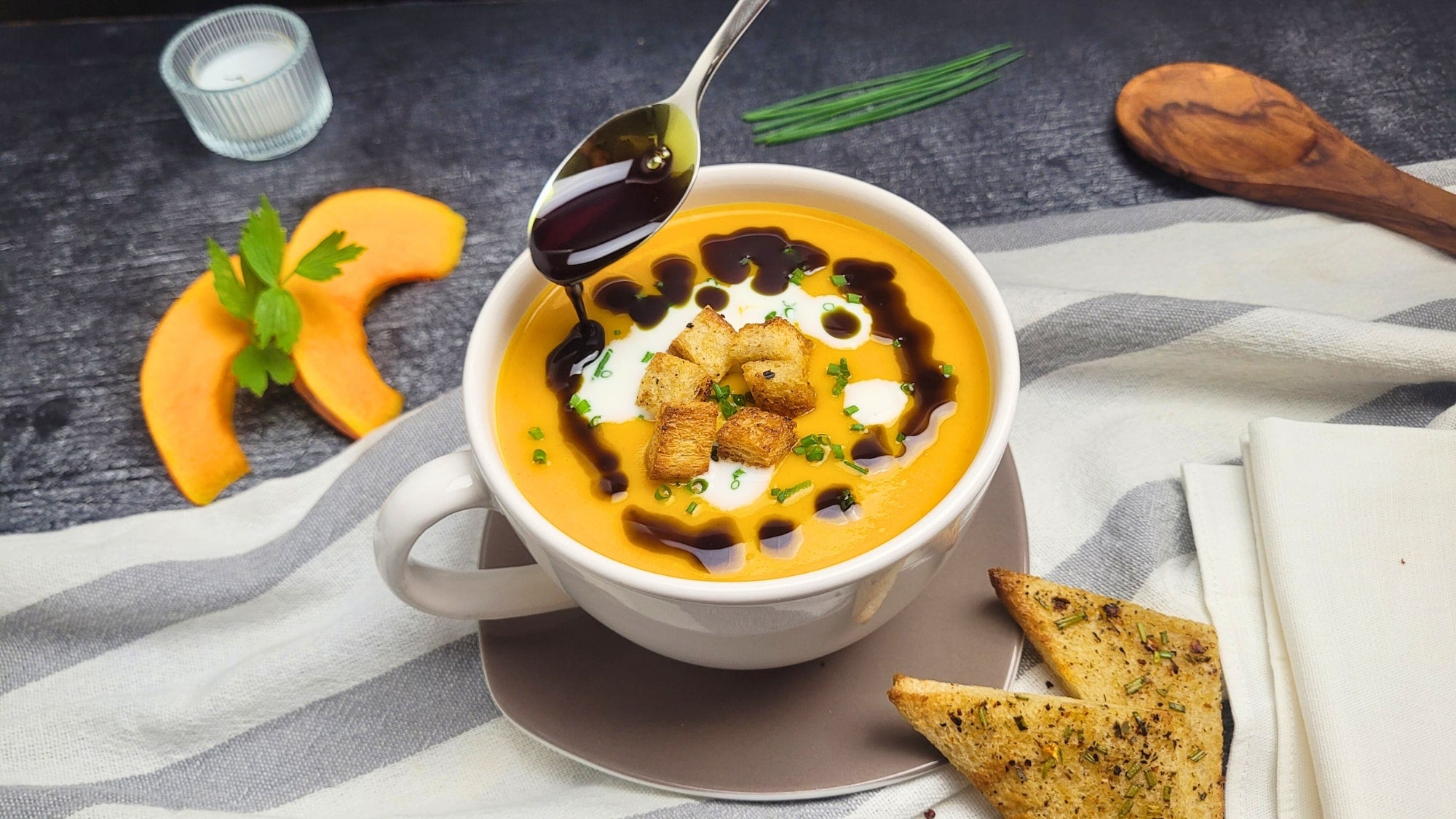 Kürbissuppe mit Steirischem Kürbiskernöl - das perfekte Herbstrezept für die kalte Jahreszeit
