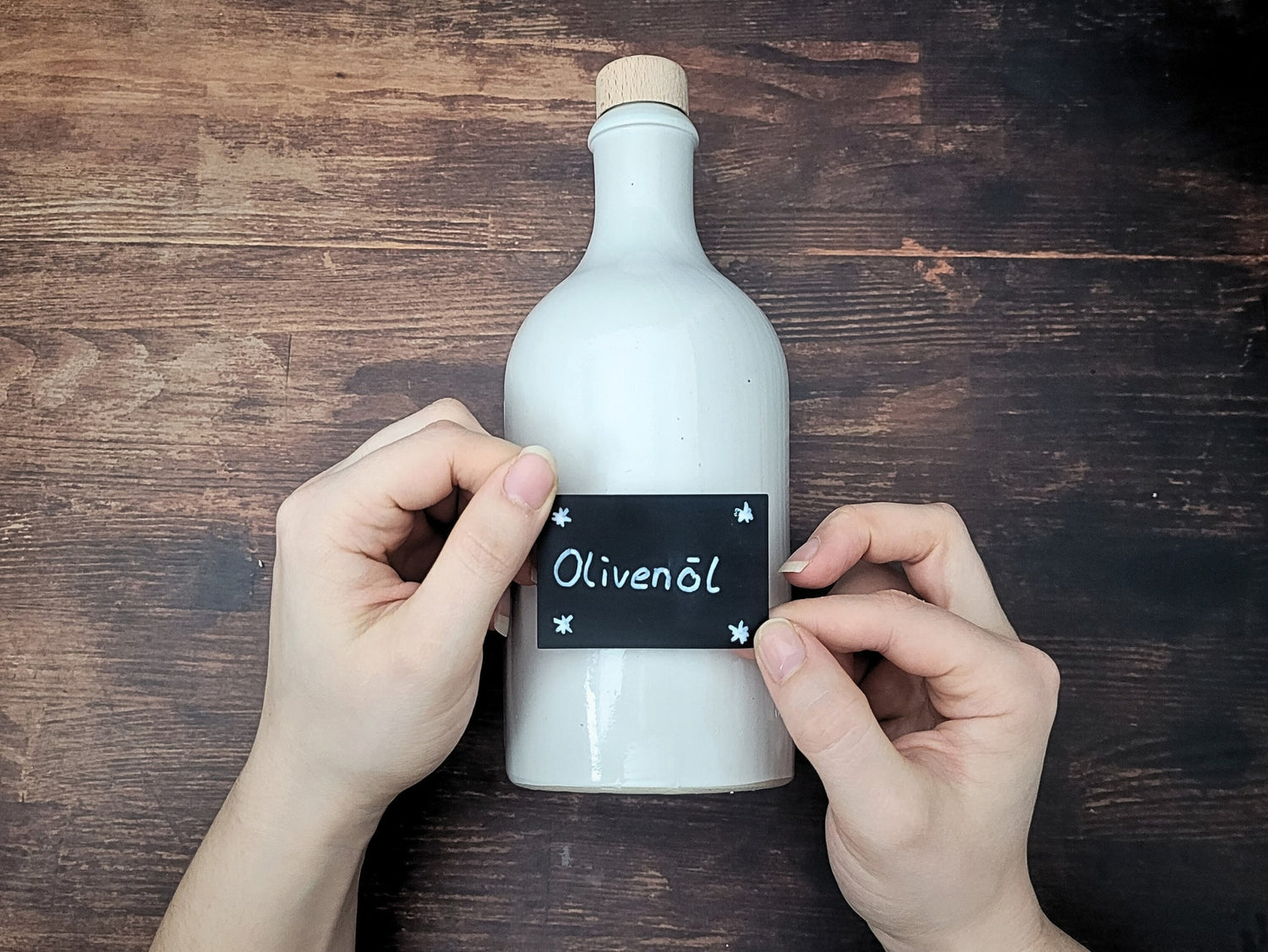 Tafeletikett an Keramikflasche anbringen