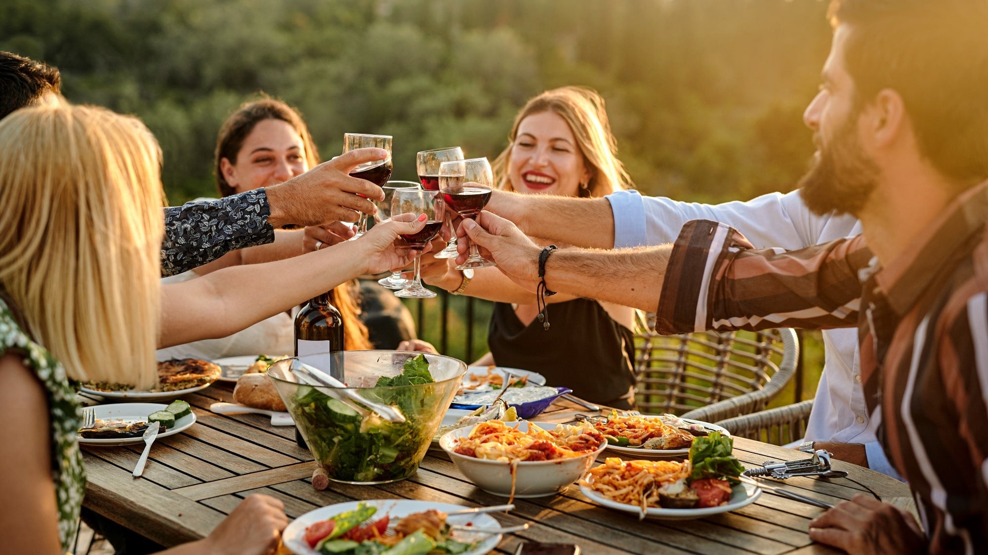 Gesundes Essen genießen Gruppe fröhlicher Menschen essen gemeinsam draußen an einem Tisch