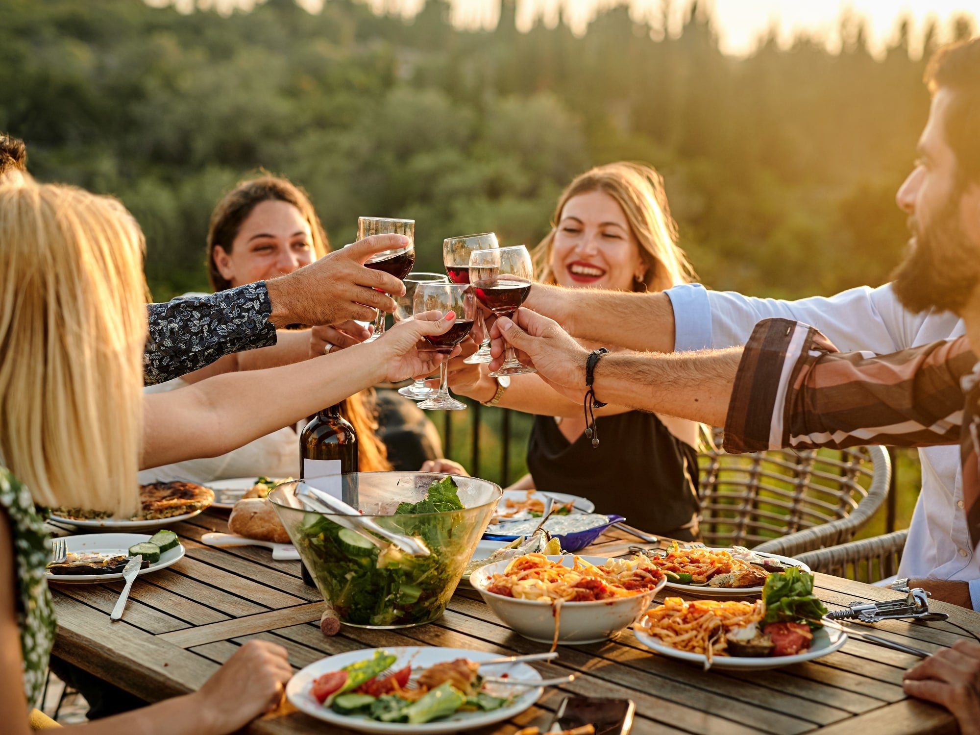 Gesundes Essen genießen Gruppe fröhlicher Menschen essen gemeinsam draußen an einem Tisch